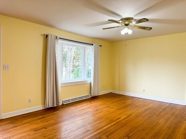 Building Photo - 904 Forestview Dr