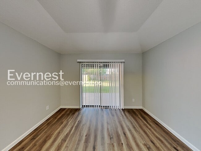 Building Photo - Spacious Home with Fenced Yard and Garage! 3 Bed & 2 Bath / Pet-friendly / Coming Soon!