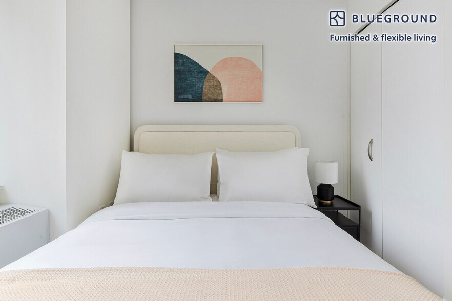 Building Photo - 450 W 42nd St