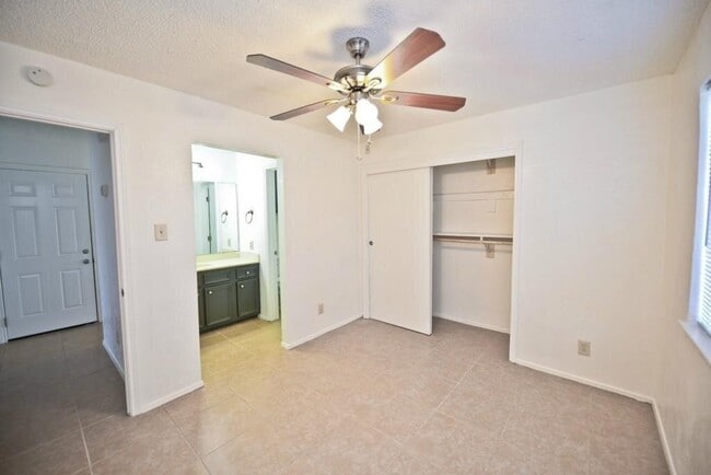 Building Photo - 1201 Westcott Dr