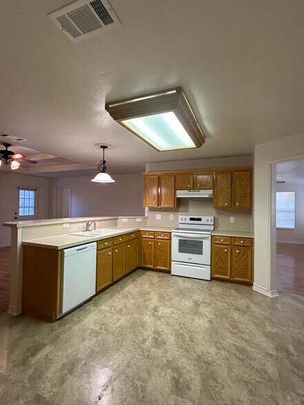 Building Photo - 1520 Indian Trl