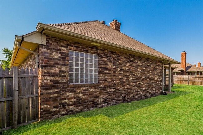 Building Photo - 10404 Regent St