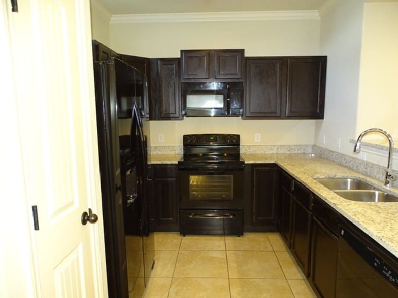 Building Photo - 7054 Lakeview Dr