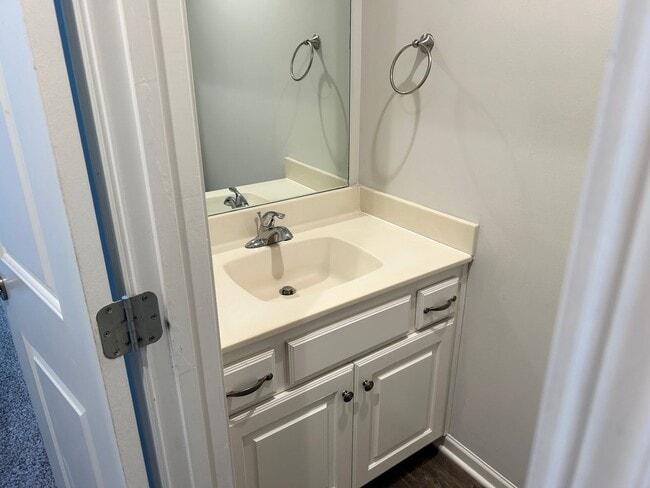 Building Photo - 3 Bed | 2.5 Bath | 2 Car Garage Townhome in Grain Valley