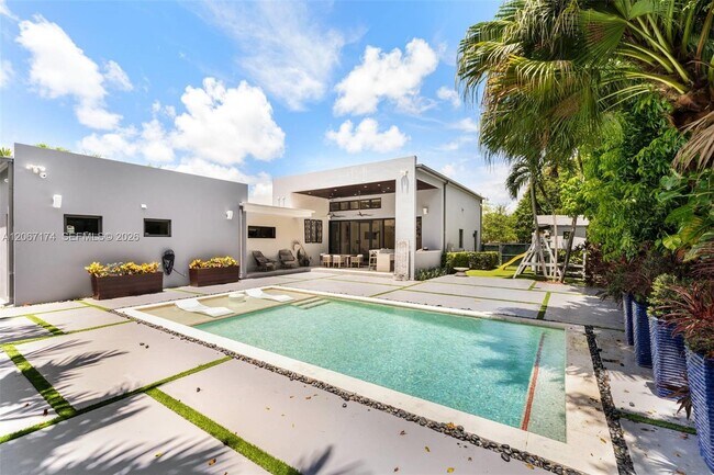 Building Photo - 15315 SW 84th Ave