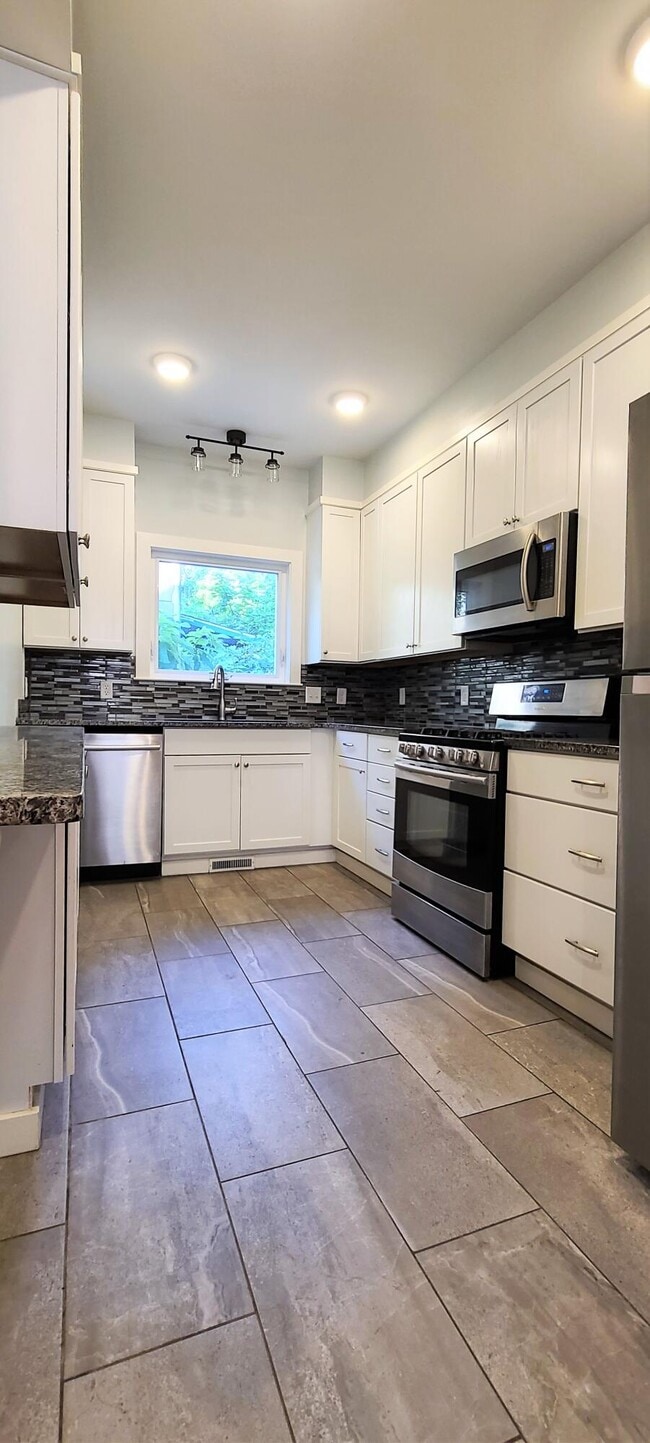 Building Photo - 1208 E University Ave