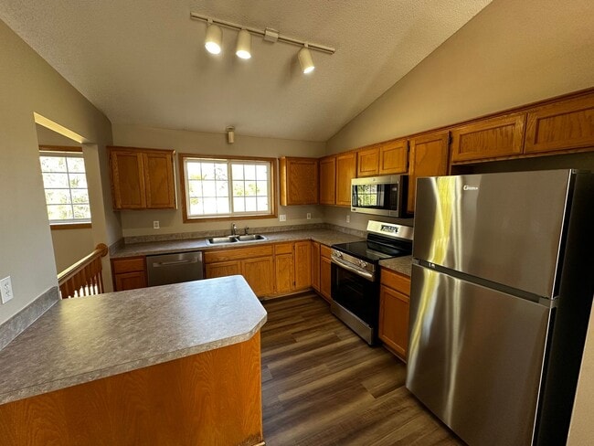 Building Photo - 402 Creekside Dr