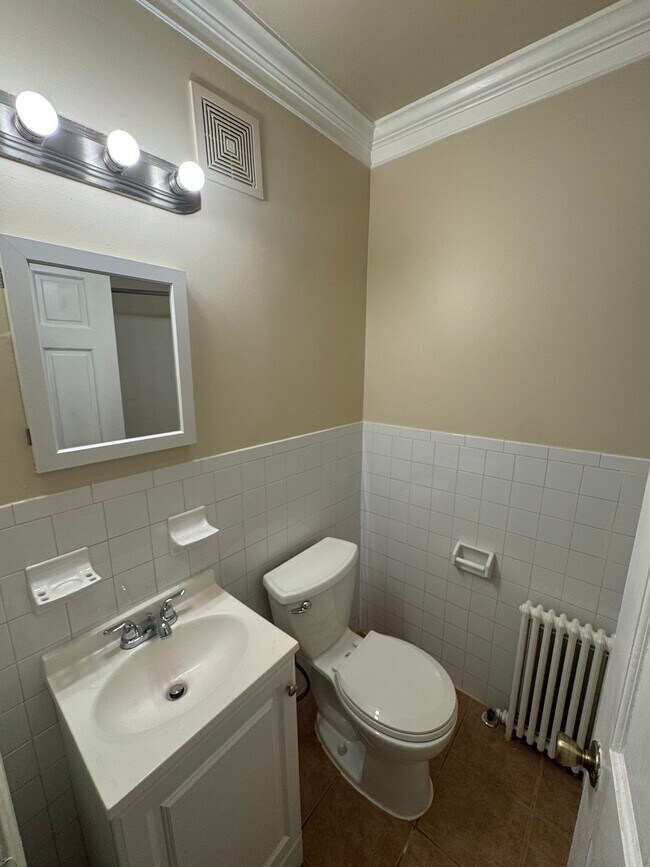 Building Photo - Move in Special! 2 Bed 1 Bath SE DC