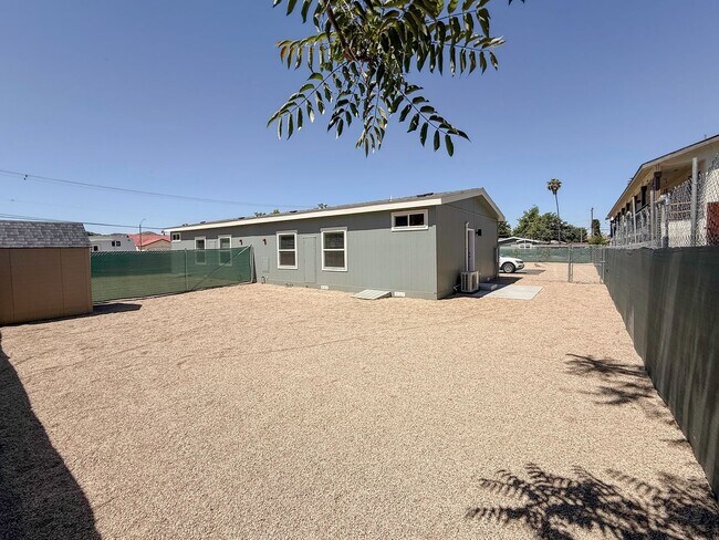 Building Photo - ~ AVAILABLE NOW ~ DUPLEX (RIGHT)
