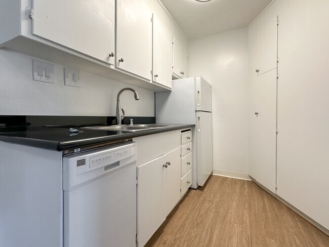 Building Photo - 1829 Lincoln Ave