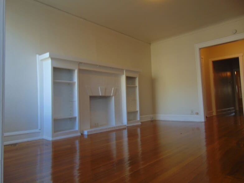 Building Photo - 2209 E 70th St