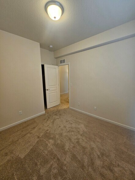 Building Photo - 6613 Folsom Hts