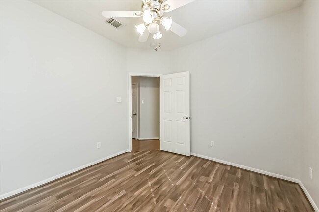 Building Photo - 14610 Farrawood Dr