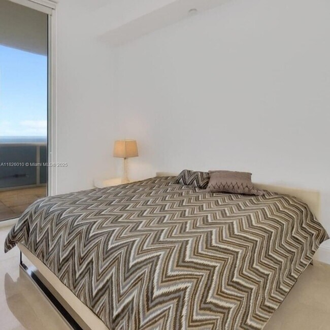 Building Photo - 15811 Collins Ave