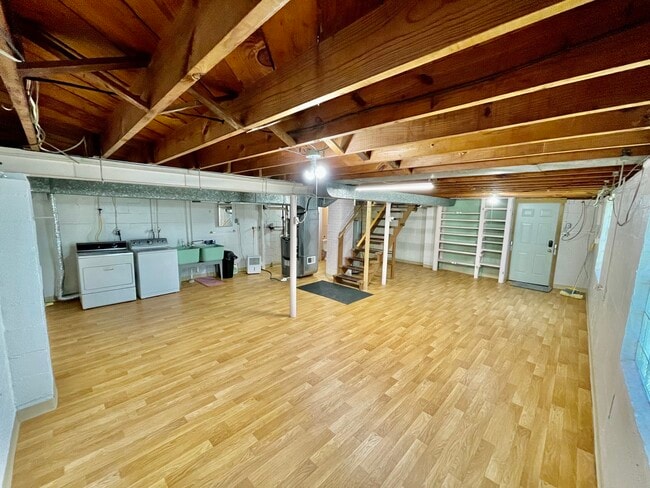 Building Photo - 613 Hickory Dr