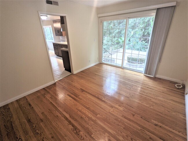 Building Photo - 1001 N Ave 67