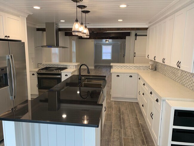 Building Photo - Beautifully renovated home!