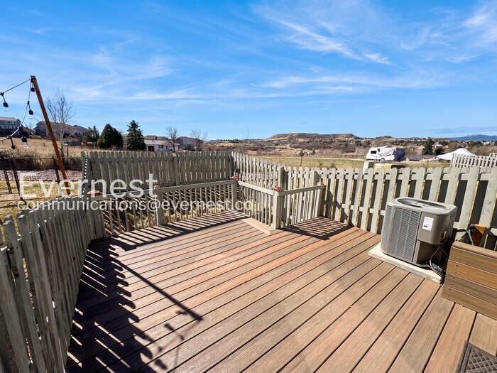 Building Photo - 2040 Oakcrest Cir