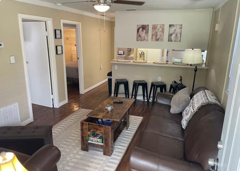 Building Photo - 2317 SW 2nd St