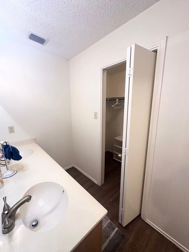 Building Photo - Fully Furnished 2 Bed 2 Bath