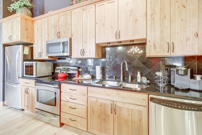 Building Photo - Downtown Frisco! Tons of space, amazing lo...