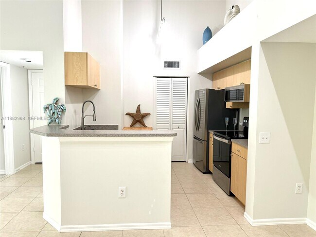 Building Photo - 1020 Villa Cir