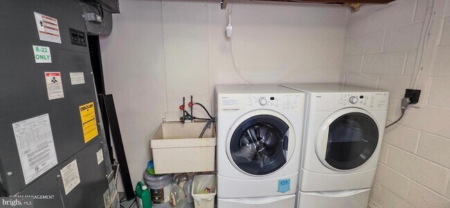 Building Photo - 5677 Phelps Luck Dr