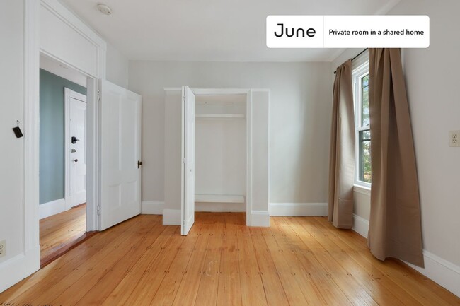 Building Photo - Private bedroom in 4 bed/1 bath Home