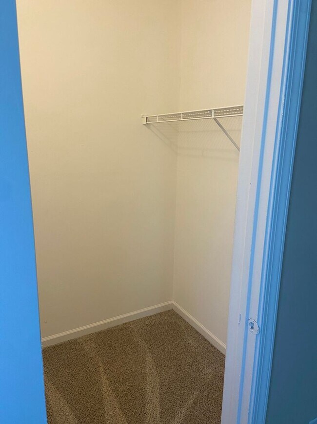 Building Photo - Spacious Townhouse with Fenced Backyard
