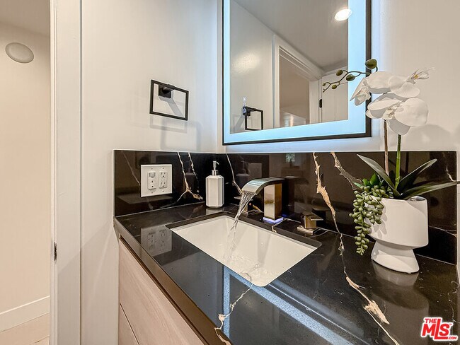 Building Photo - 1133 5th St