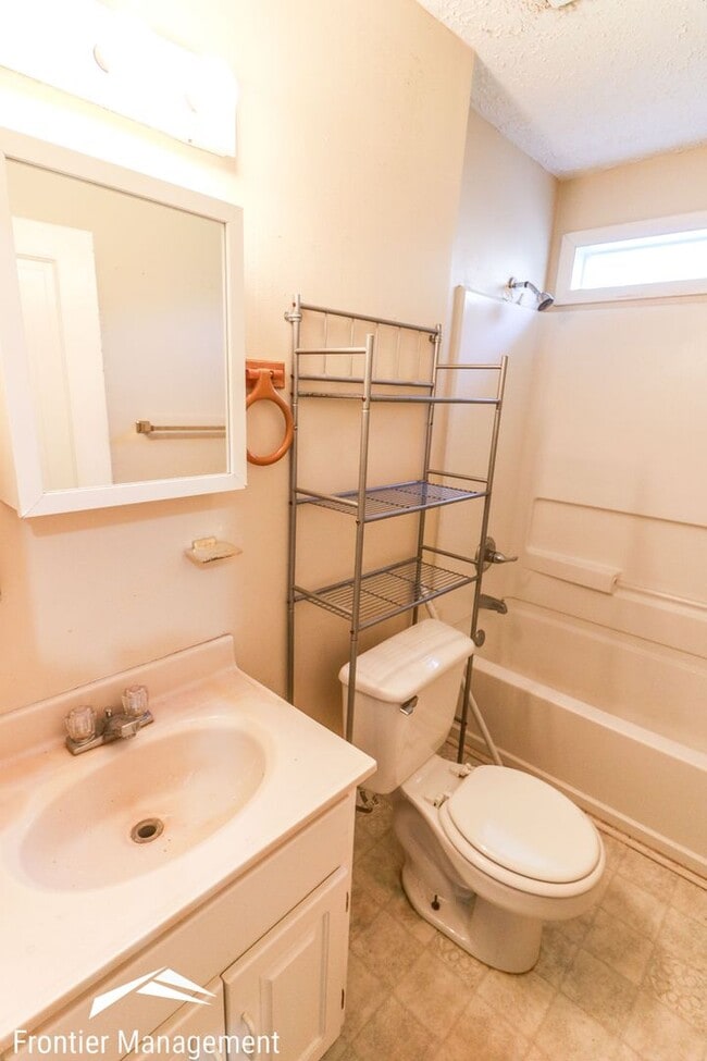 Building Photo - Perfectly located duplex near downtown Manhattan and City Park!