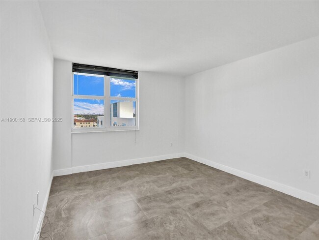 Building Photo - 10350 W Bay Harbor Dr