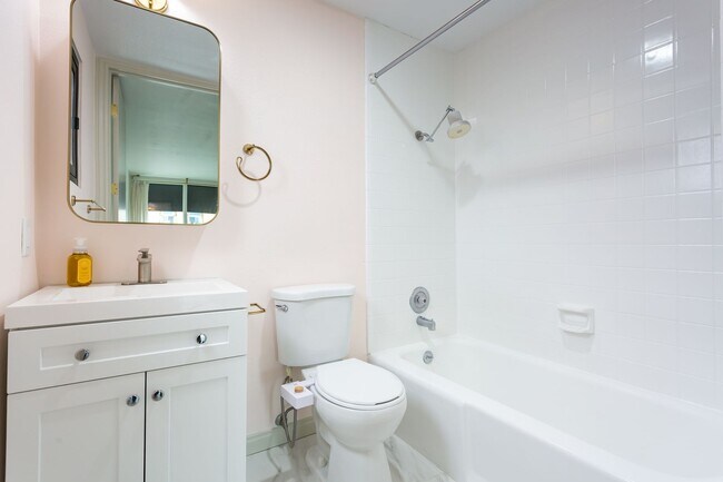 Building Photo - Trendy Hillcrest Condo