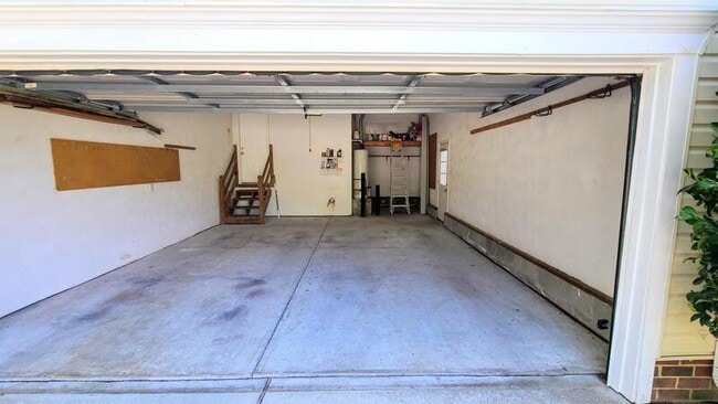 Building Photo - 1009 Friar Tuck Ct