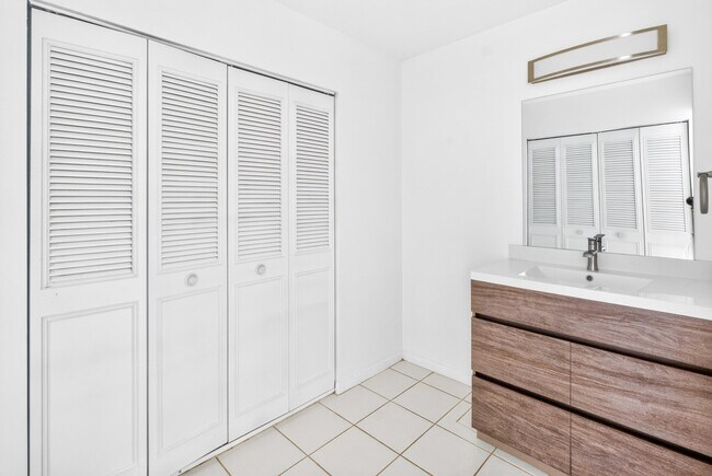 Building Photo - 3540 S Ocean Blvd