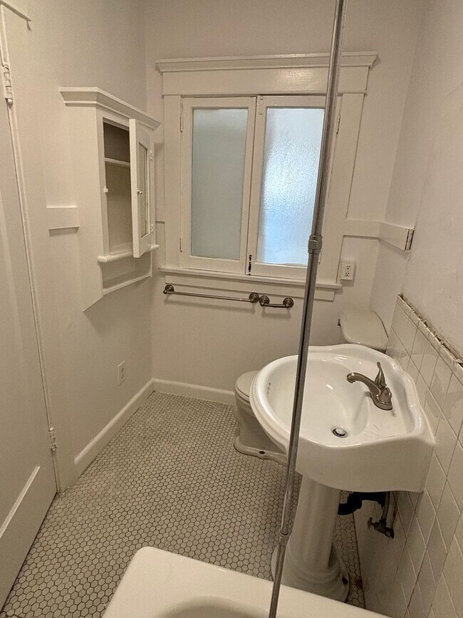 Building Photo - Beautiful 2 Bedroom 1 Bath available now in Long Beach