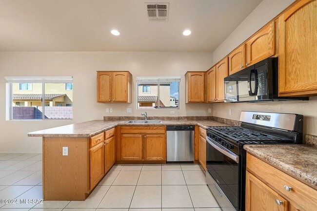 Building Photo - 4 bed/3bath in desirable Paseo Del Rio Community