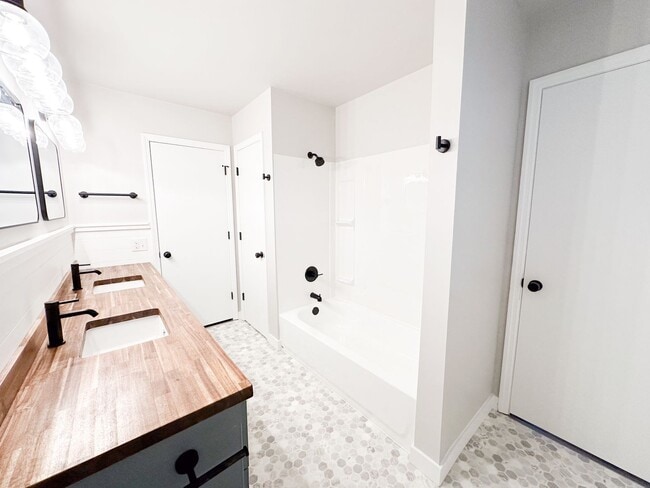 Building Photo - 4 bed/ 2 bath Single-Family Home