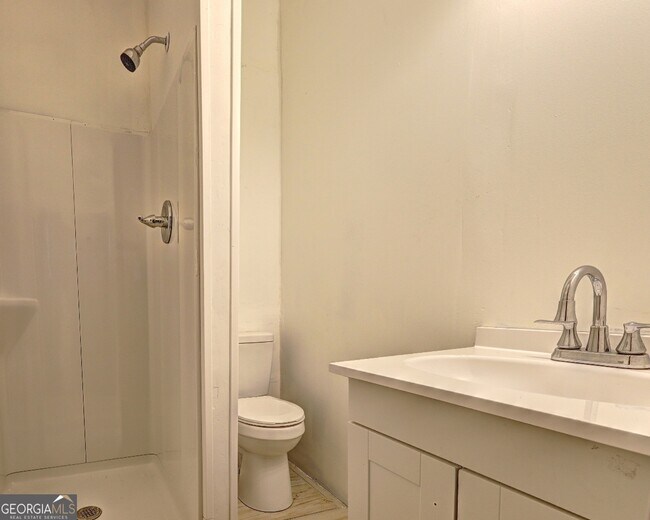 Building Photo - 2006 Pine Hill Dr