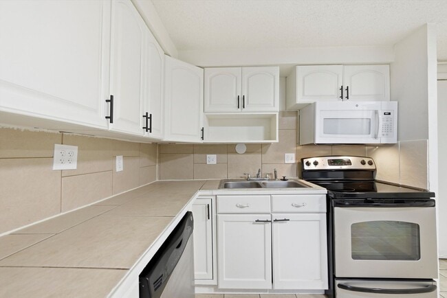 Building Photo - Renovated 1BR Condo | Community Clubhouse, Pool, Gym & Courts