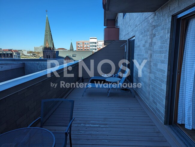Building Photo - 66 9th St E