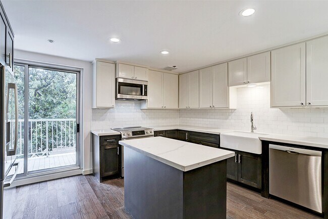 Building Photo - 121 N Post Oak Ln