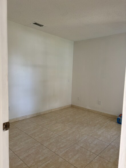 Building Photo - 6528 Edgeworth Dr