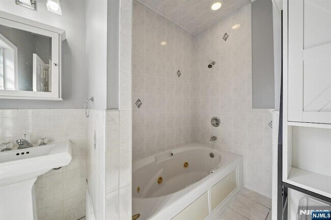 Building Photo - 364 New York Ave