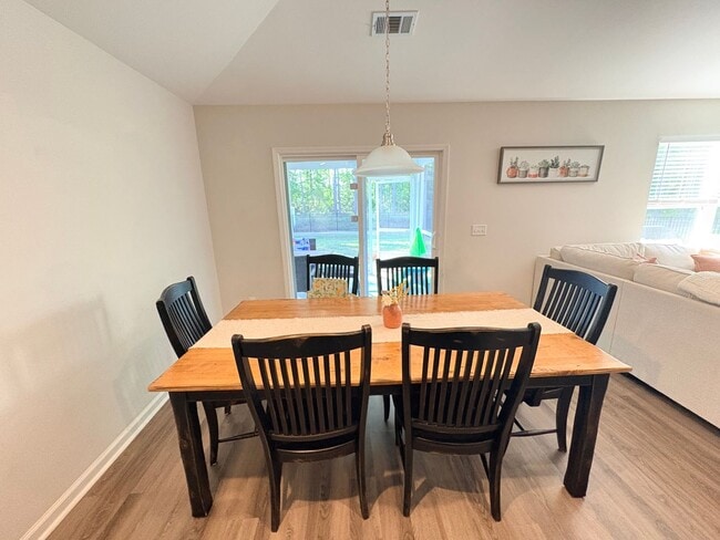 Building Photo - Welcome To Heritage New River Side