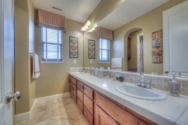 Building Photo - Beautiful former Meritage model home in the heart of Somersett. 4bed/3.5bath/3car 3764sf