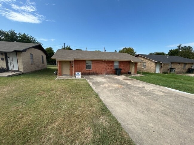 Primary Photo - 2204 Poage Ave