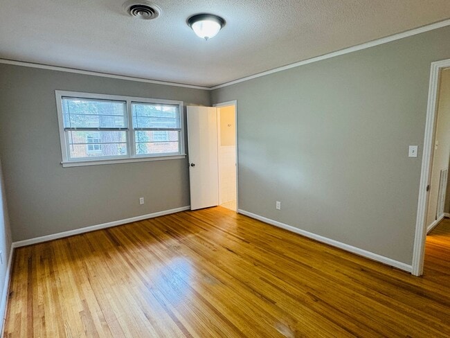 Building Photo - Freshly Renovated 4-Bedroom Retreat!