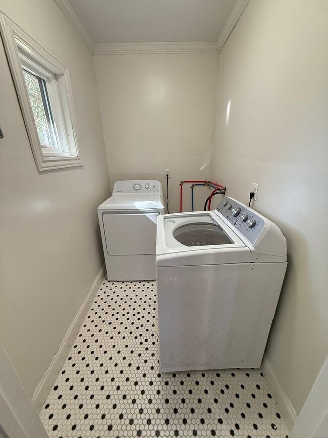 Building Photo - Spacious Two-Bedroom Home