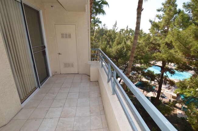 Building Photo - Meridian Unfurnished 2 Bed | 2 Bath Top Fl...